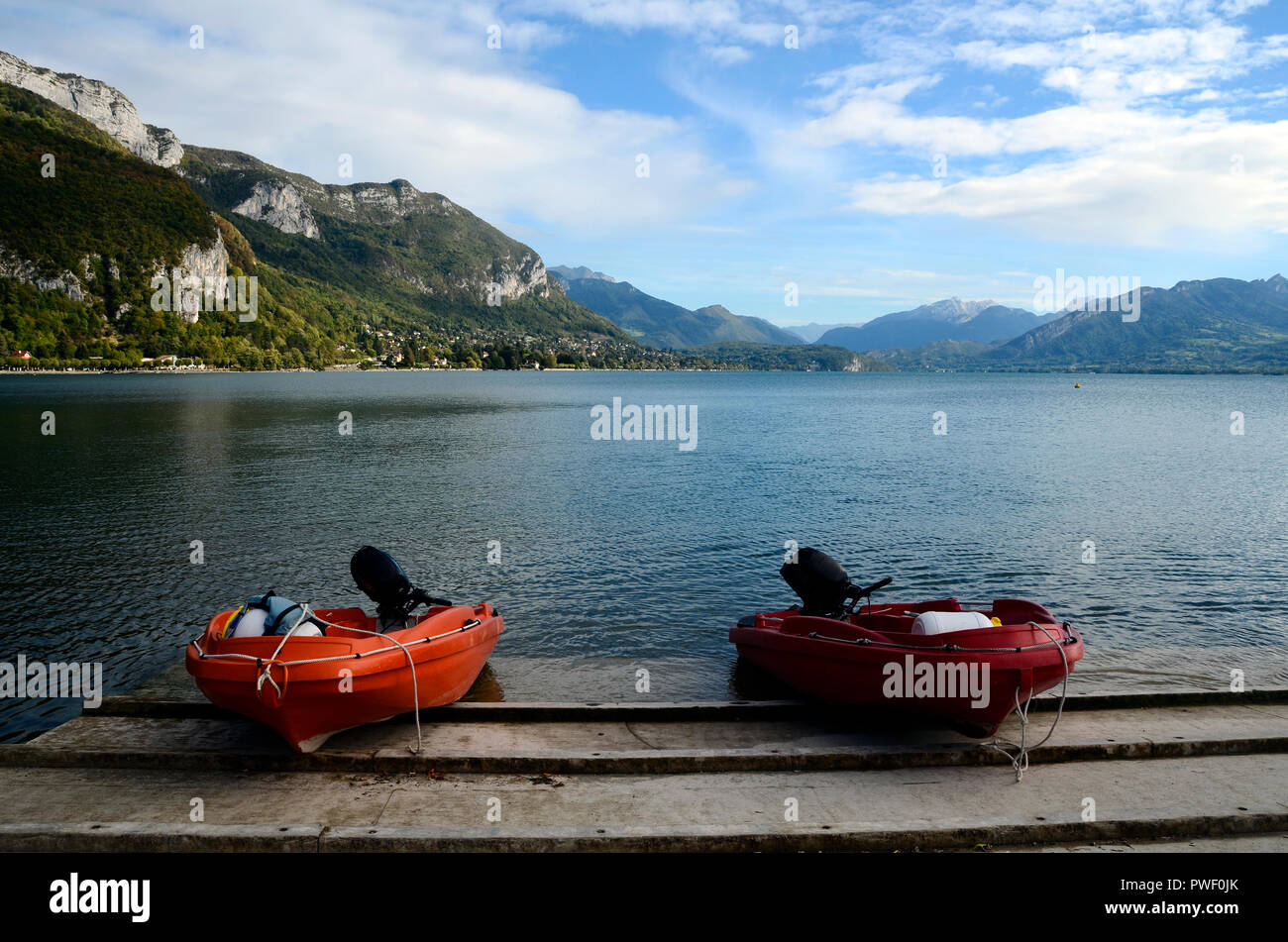 See von Annecy Landschaft und Motorboote, Herbst, Savoyen, Frankreich Stockfoto