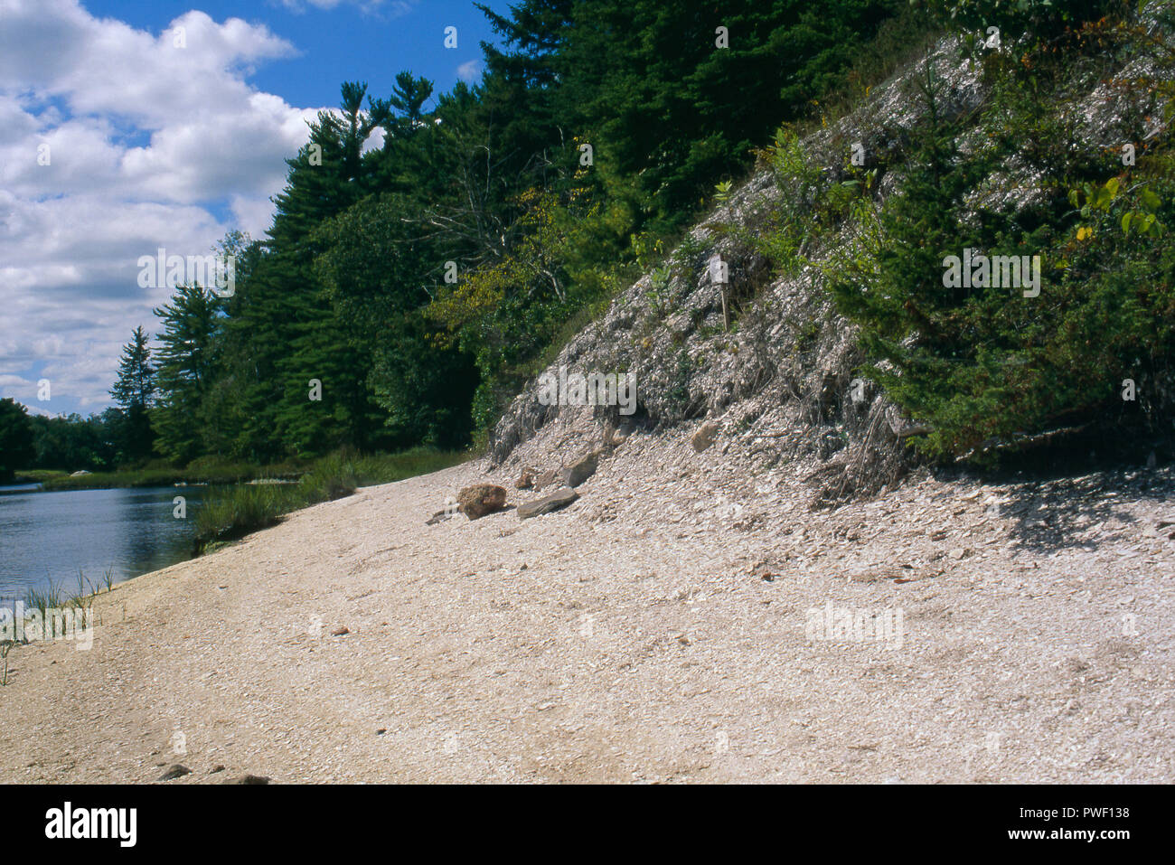 Oystershell Dämme durch frühe gebürtige Amerikaner entlang den Fluss Damariscotta, Maine. Foto Stockfoto