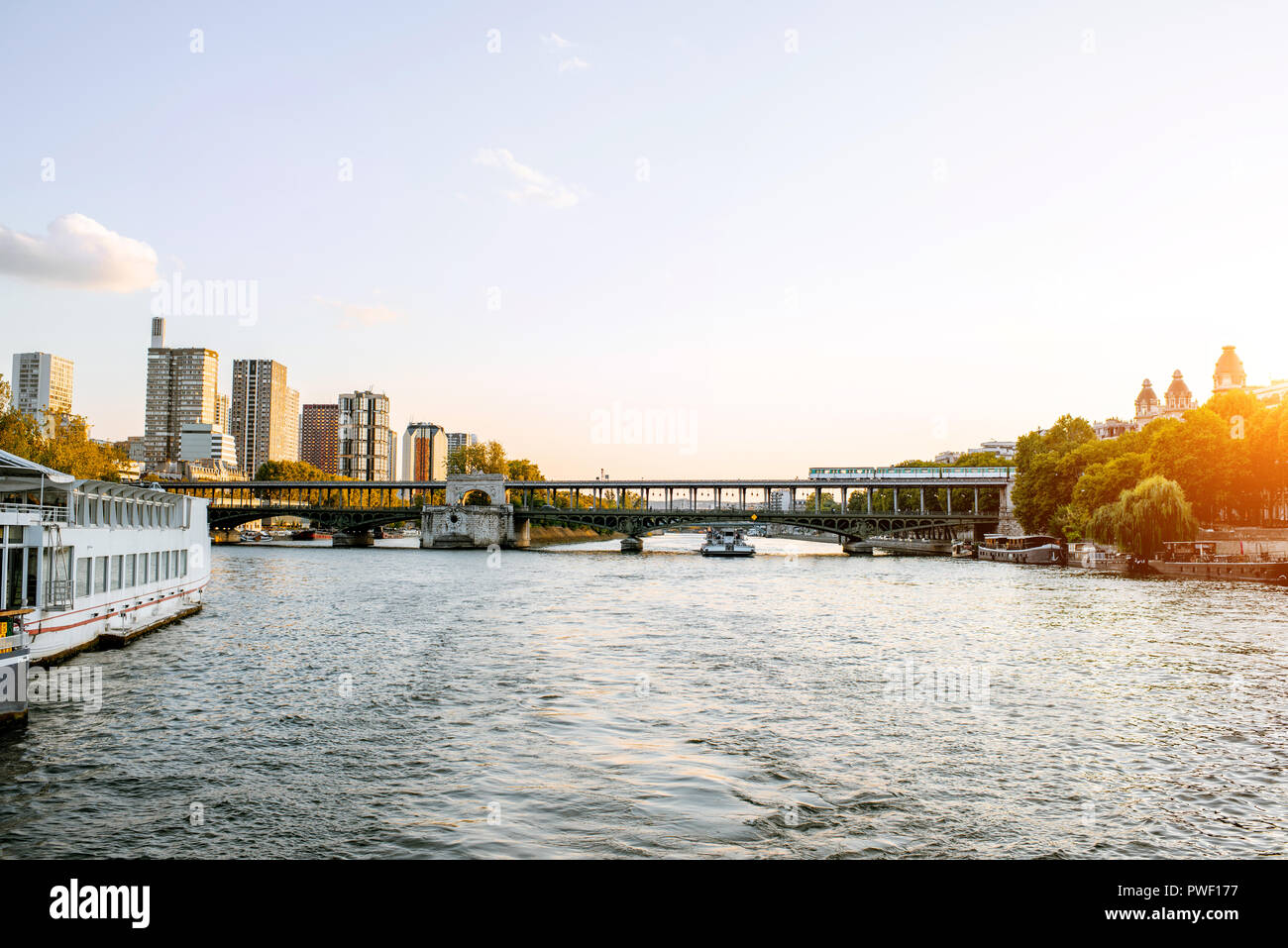 Querformat auf Bir Hakeim - Brücke mit modernen Wohngebäude in Paris. Stockfoto