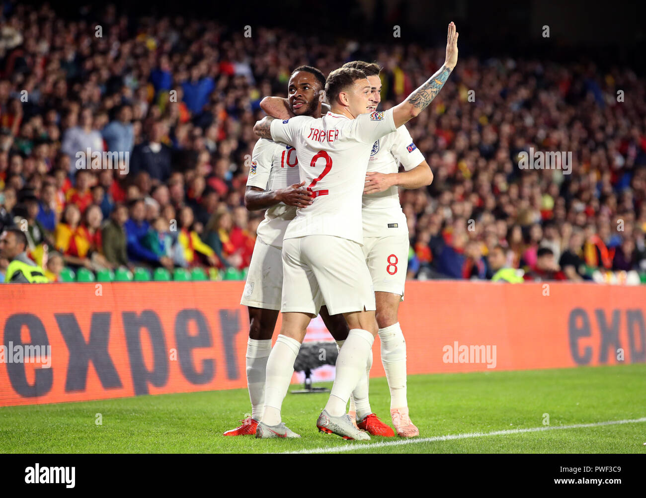 England's Raheem Sterling (links) feiert ersten Ziel seiner Seite des Spiels zählen während der Nationen Liga Spiel bei Benito Villamarin Stadium, Sevilla. Stockfoto