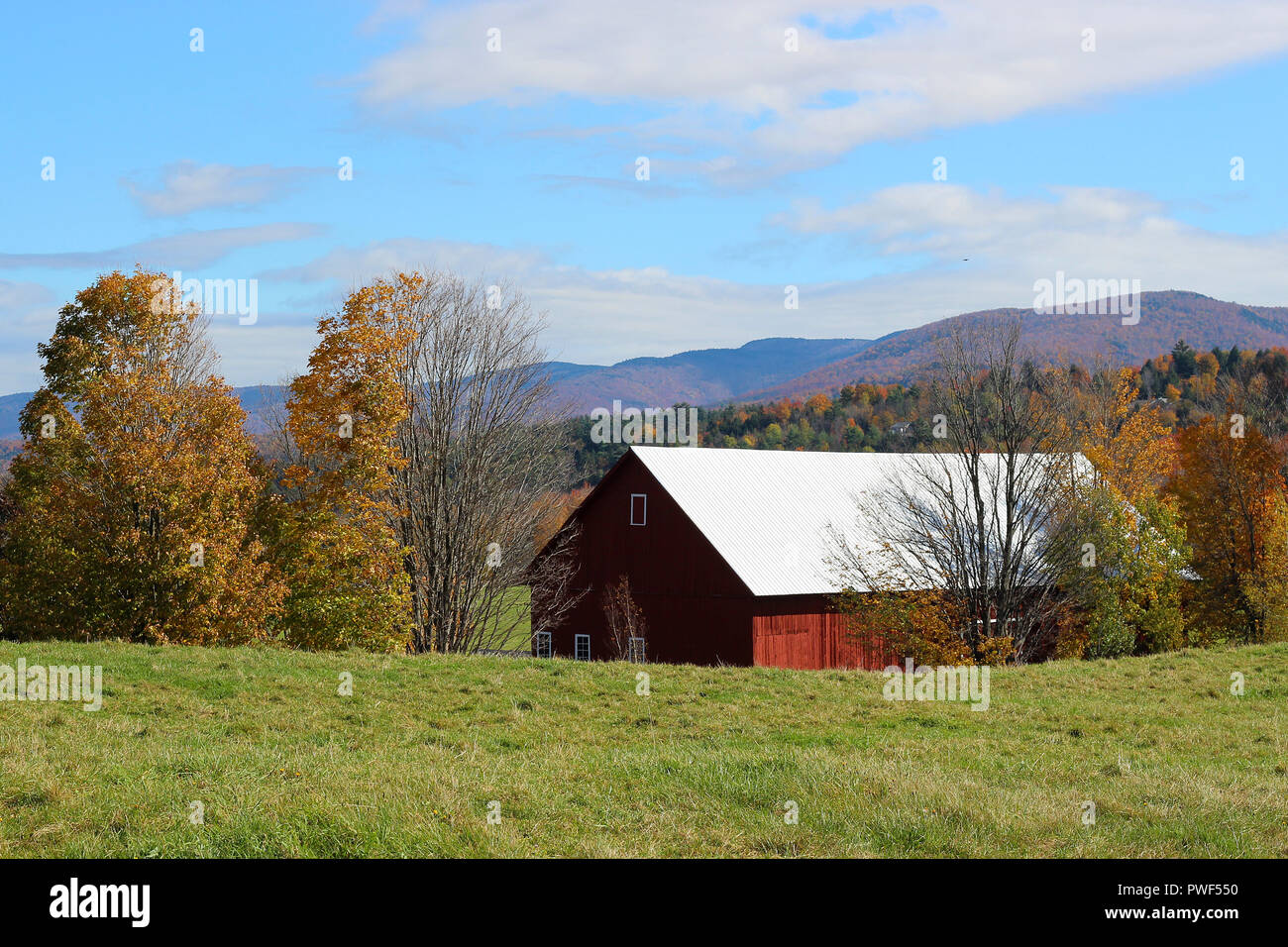 Red Barn in herbstlichen Gebirgigen nördlichen Vermont Stockfoto