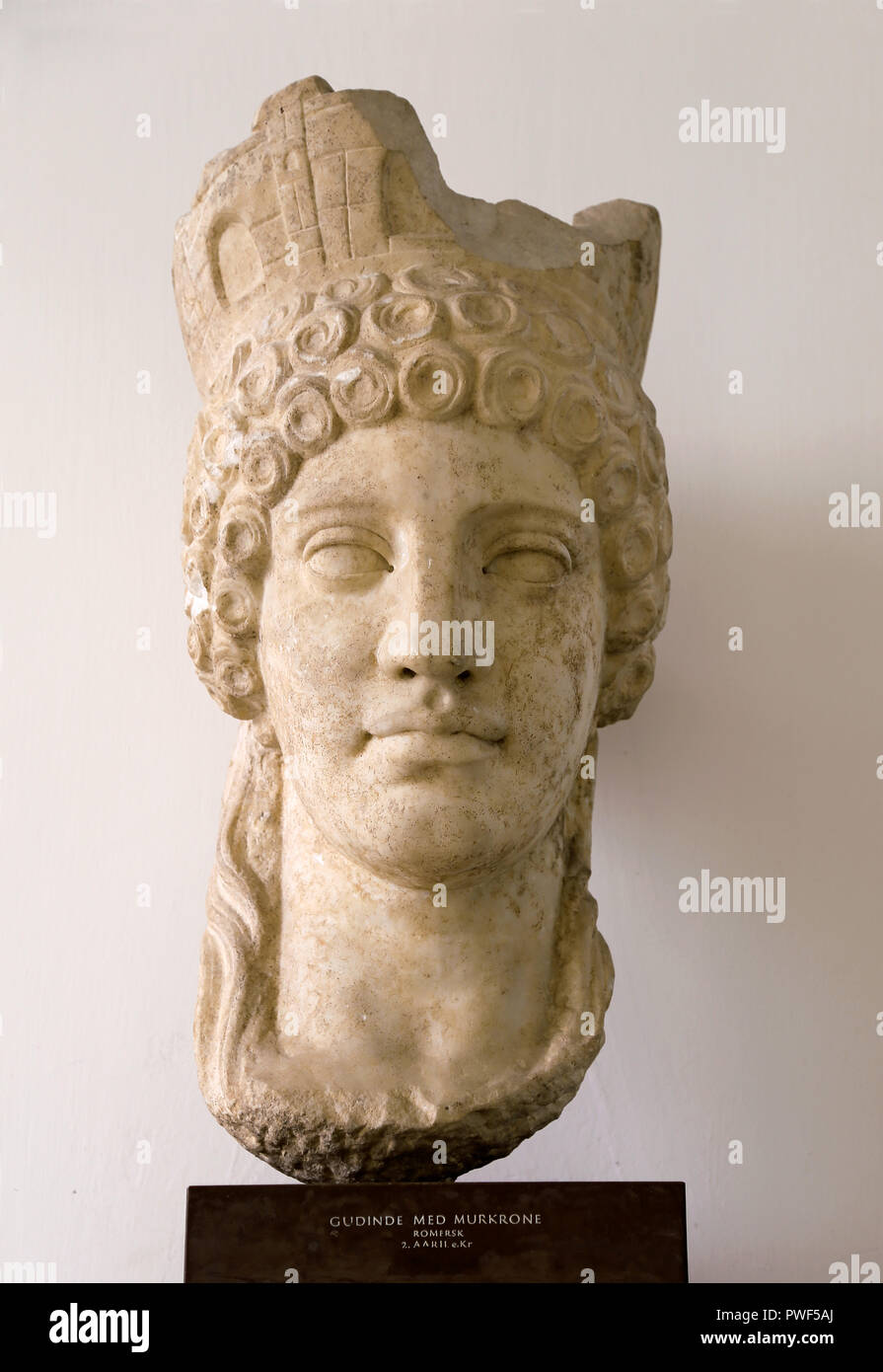 Göttin mit einer Mauerkrone, Emblem von tutelary Gottheiten. Region von Rom, 1. Ssculpted in Marmor. Carlsberg Glyptotek. Stockfoto