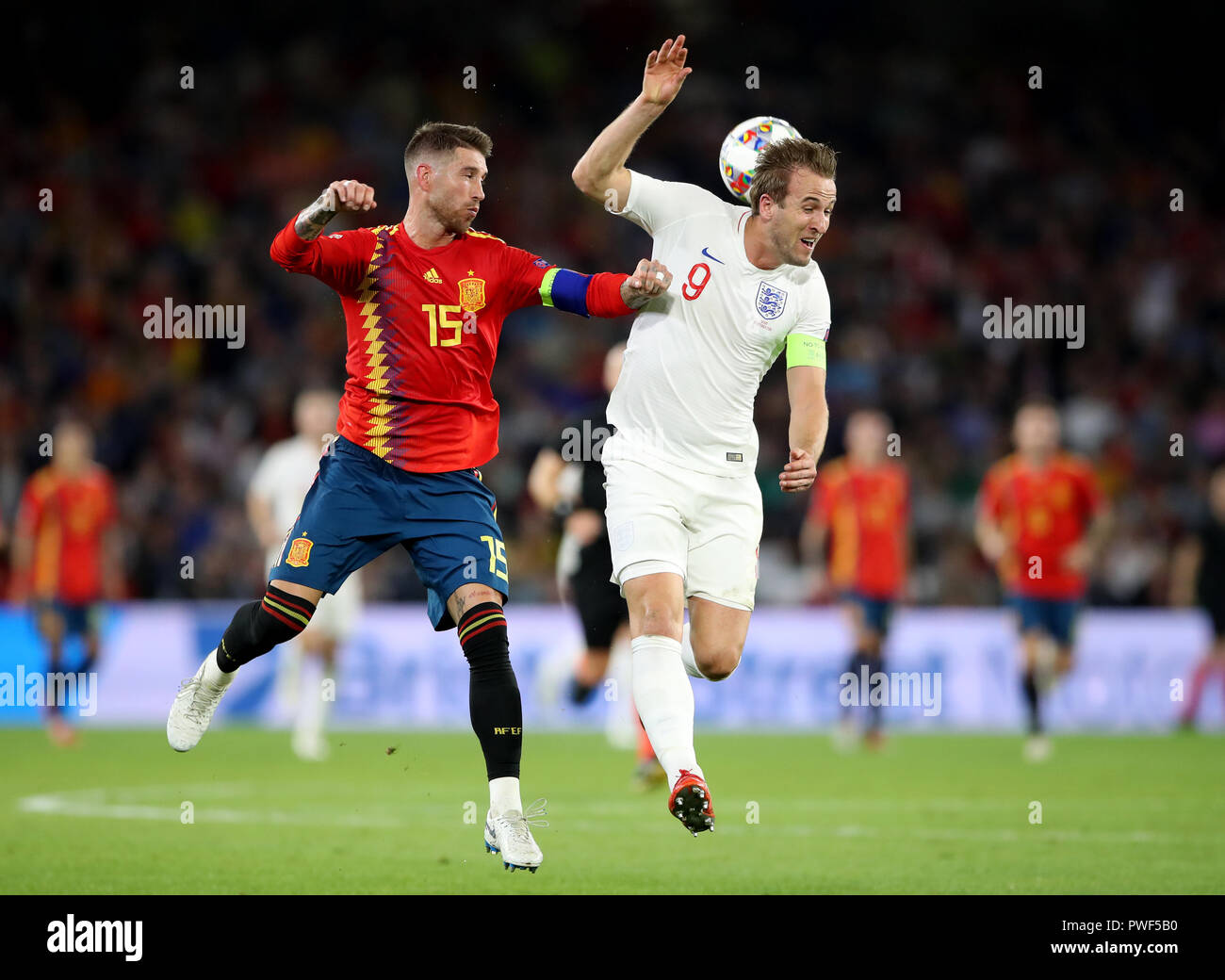 Der Engländer Harry Kane (links) und der Spanier Sergio Ramos während des Nations League-Spiels im Benito Villamarin Stadium, Sevilla. DRÜCKEN SIE VERBANDSFOTO. Bilddatum: Montag, 15. Oktober 2018. Siehe PA Geschichte FUSSBALL Spanien. Das Foto sollte lauten: Nick Potts/PA Wire. Stockfoto