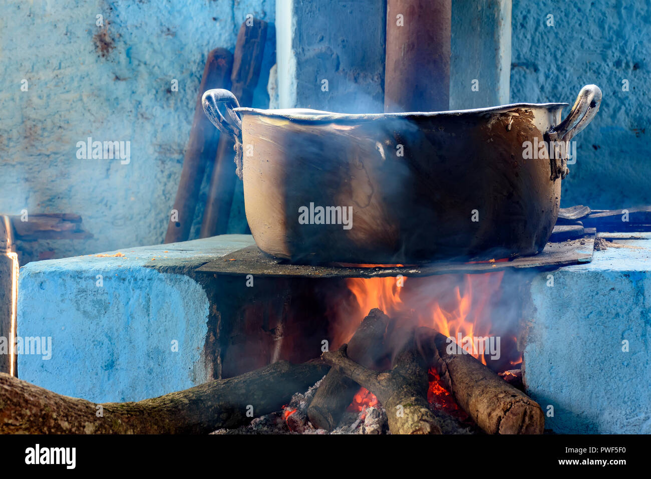 Küche mit Holzherd, typisch für das Innere Brasiliens in den ärmsten Gemeinschaften oder, dass die alten Traditionen bewahren Stockfoto