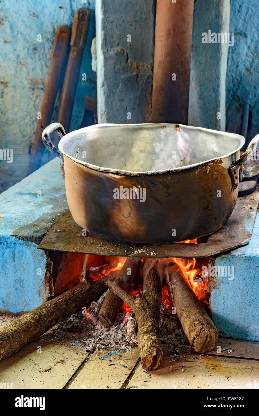 Küche mit Holzherd, typisch für das Innere Brasiliens in den ärmsten Gemeinschaften oder, dass die alten Traditionen bewahren Stockfoto