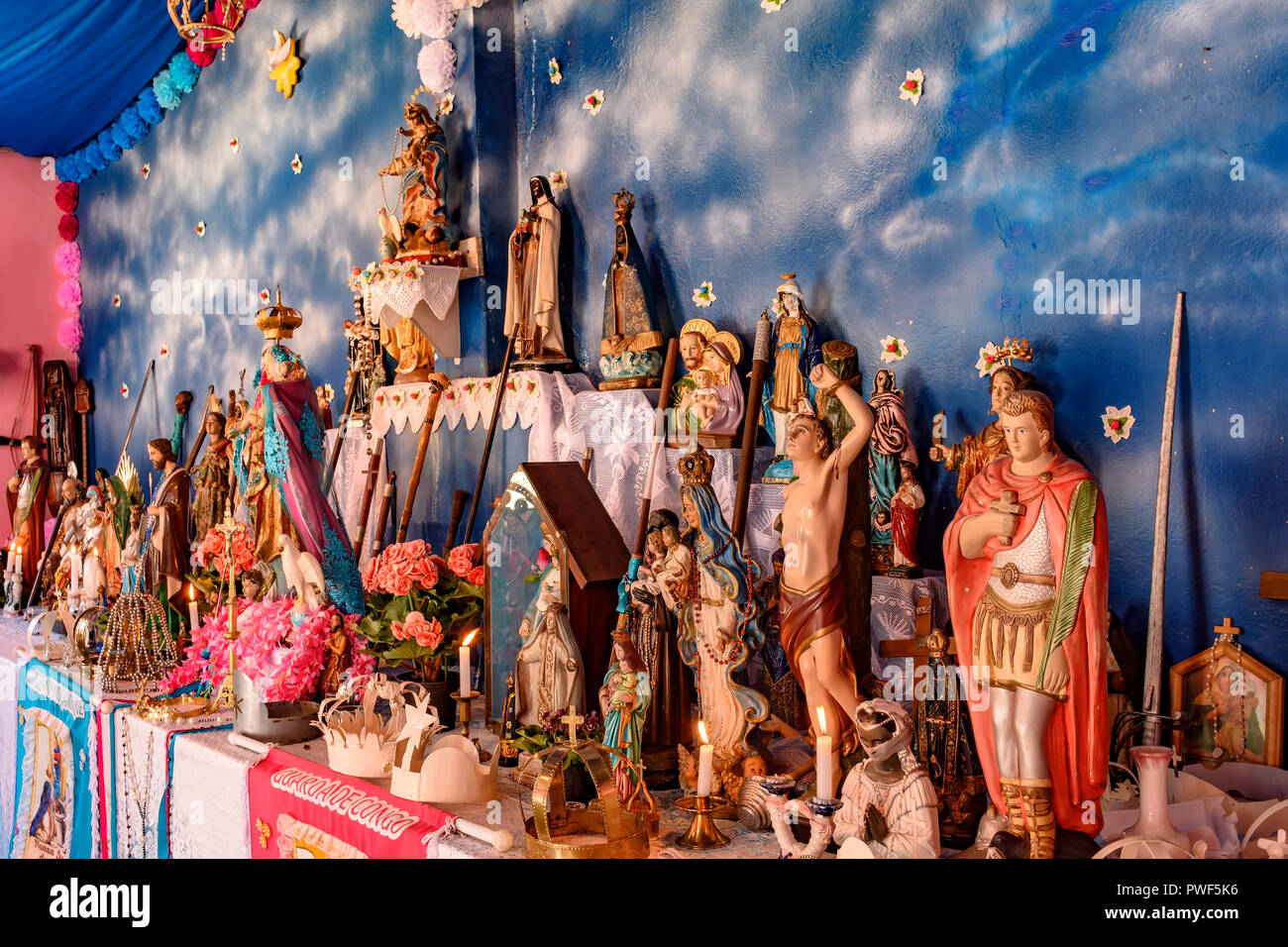 Brasilianischen religiösen Altar mischen Elemente der Umbanda, Candomblé und Katholizismus in der synkretismus in der lokalen Kultur und Religion Stockfoto