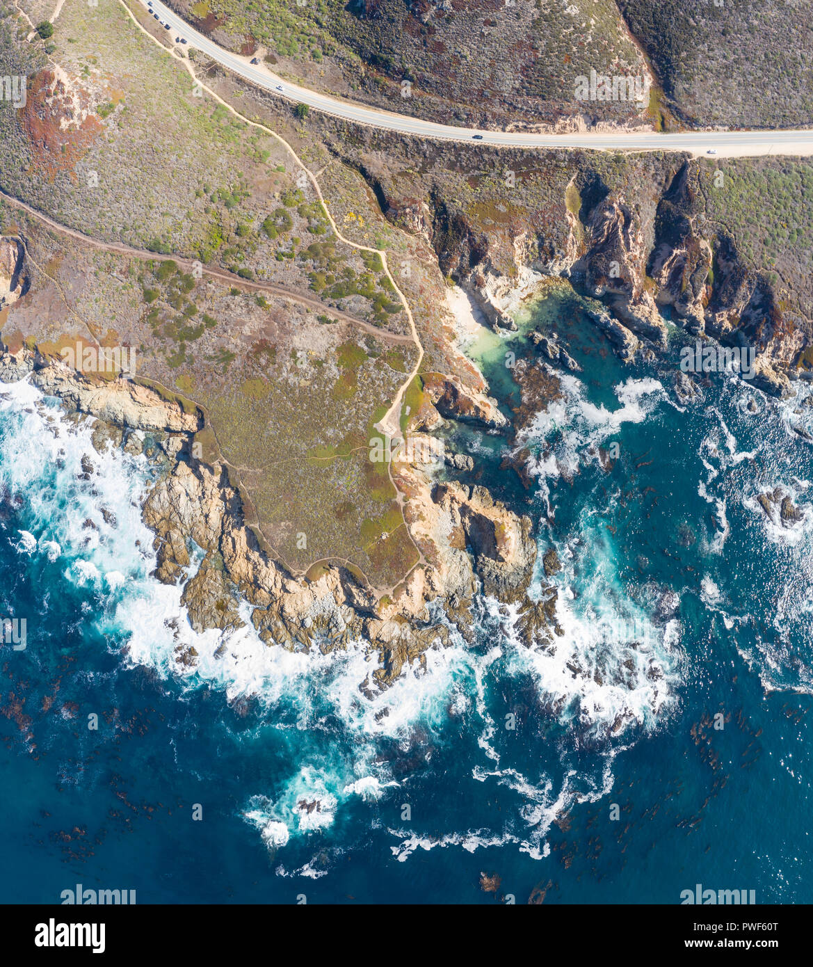 Die kalte, nährstoffreichen Gewässern des Nördlichen Pazifik Waschen gegen den felsigen und szenischen Küstenlinie von Nordkalifornien, nicht weit von Monterey. Stockfoto