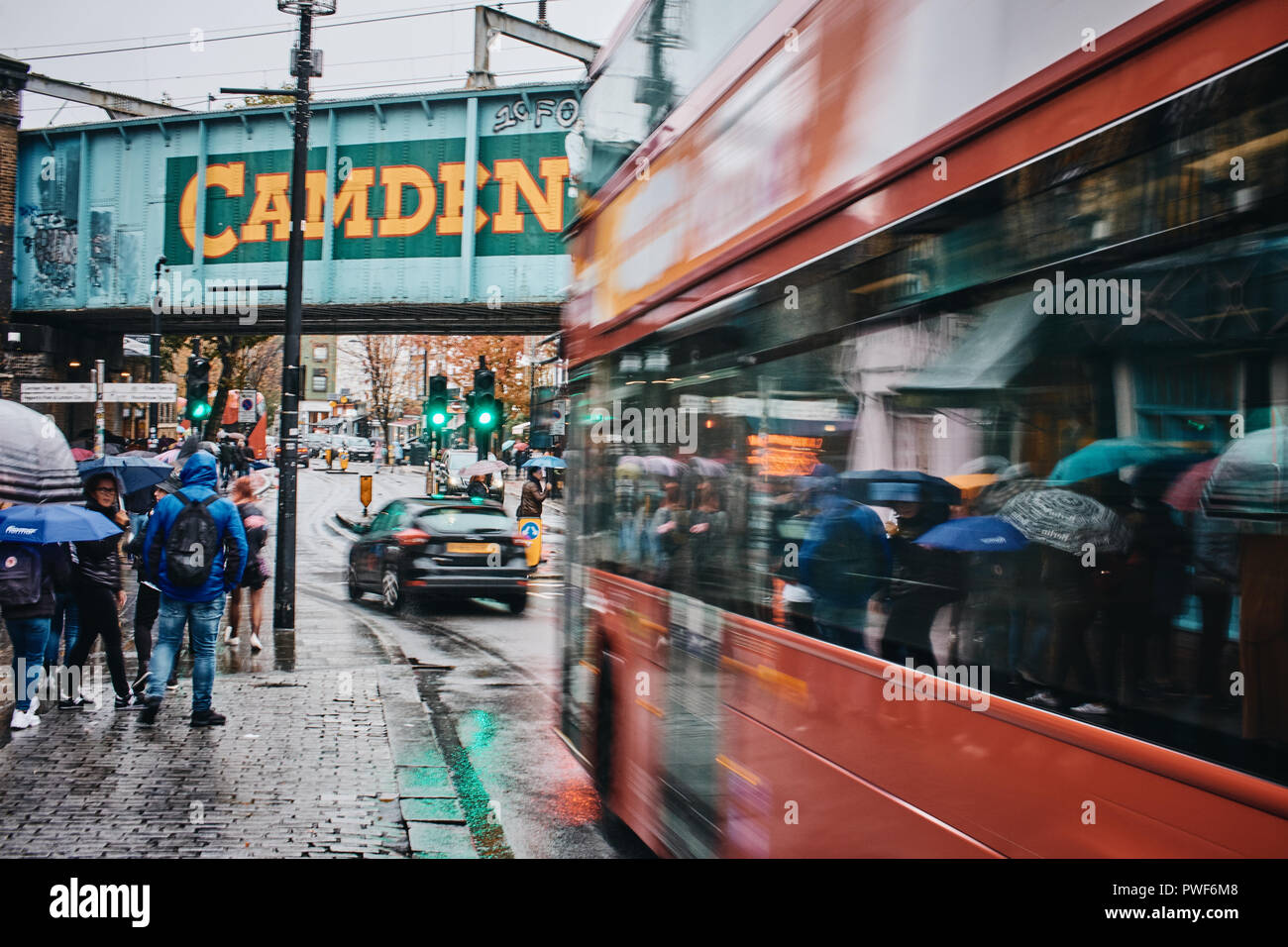 London Doppeldeckerbus zum Camden Market wie in Camden Town, London UK gesehen. Foto: Gergo Toth/Alamy leben Nachrichten Stockfoto