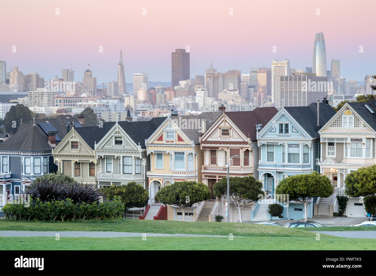 Dämmerung über den Painted Ladies von San Francisco. Stockfoto