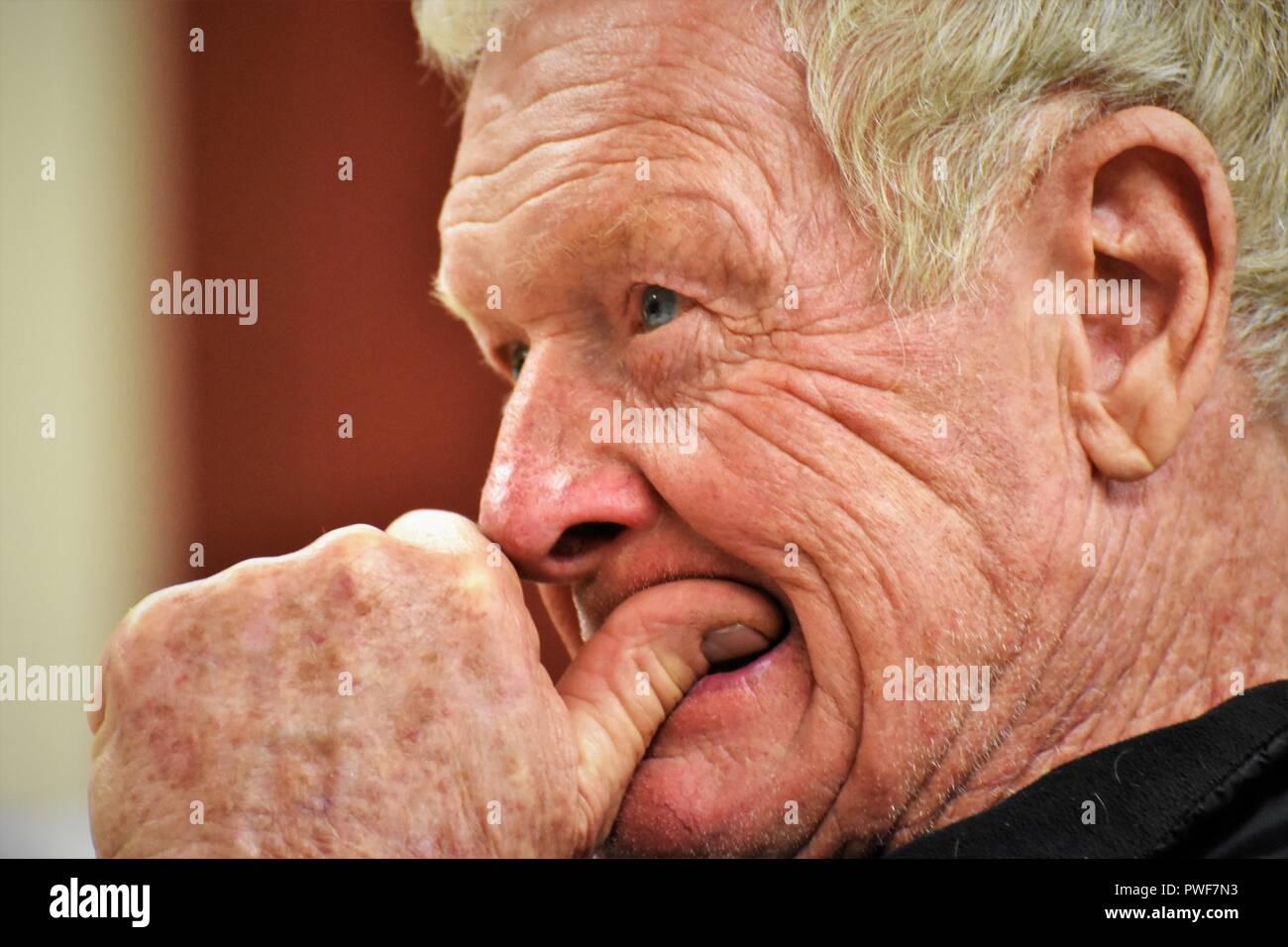 77 Jahre alten weißen Mann denken Stockfoto