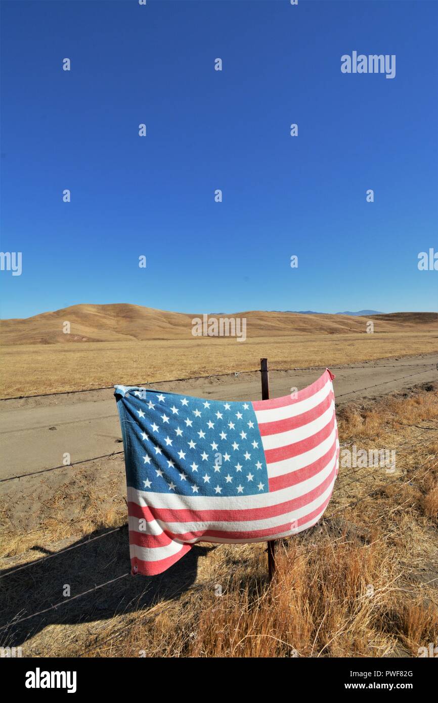 Amerikanische Flagge auf Ranch land Stacheldrahtzaun Linie in der hohen Wüste von Kalifornien USA Nordamerika in der Nähe von Lancaster CA Stockfoto