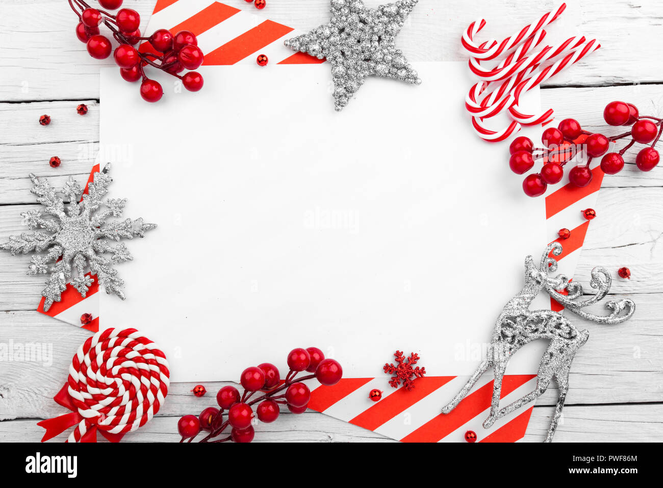 Red christmas frame mit Sternen, Schneeflocken und Süßigkeiten Stockfoto