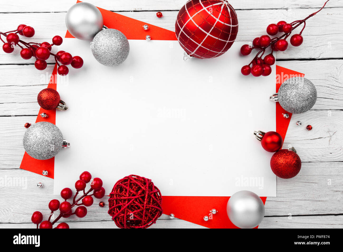 Red christmas frame mit Kugeln. Neues Jahr Karte Stockfoto