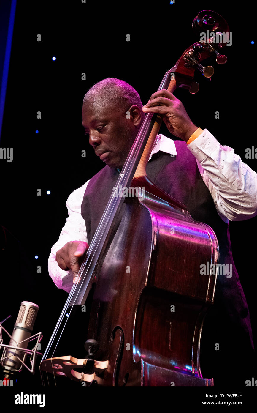 Neville Malcolm am Bass mit Jo Harrop, singt Peggy Lee, Scarborough Jazz Festival 2018 Stockfoto