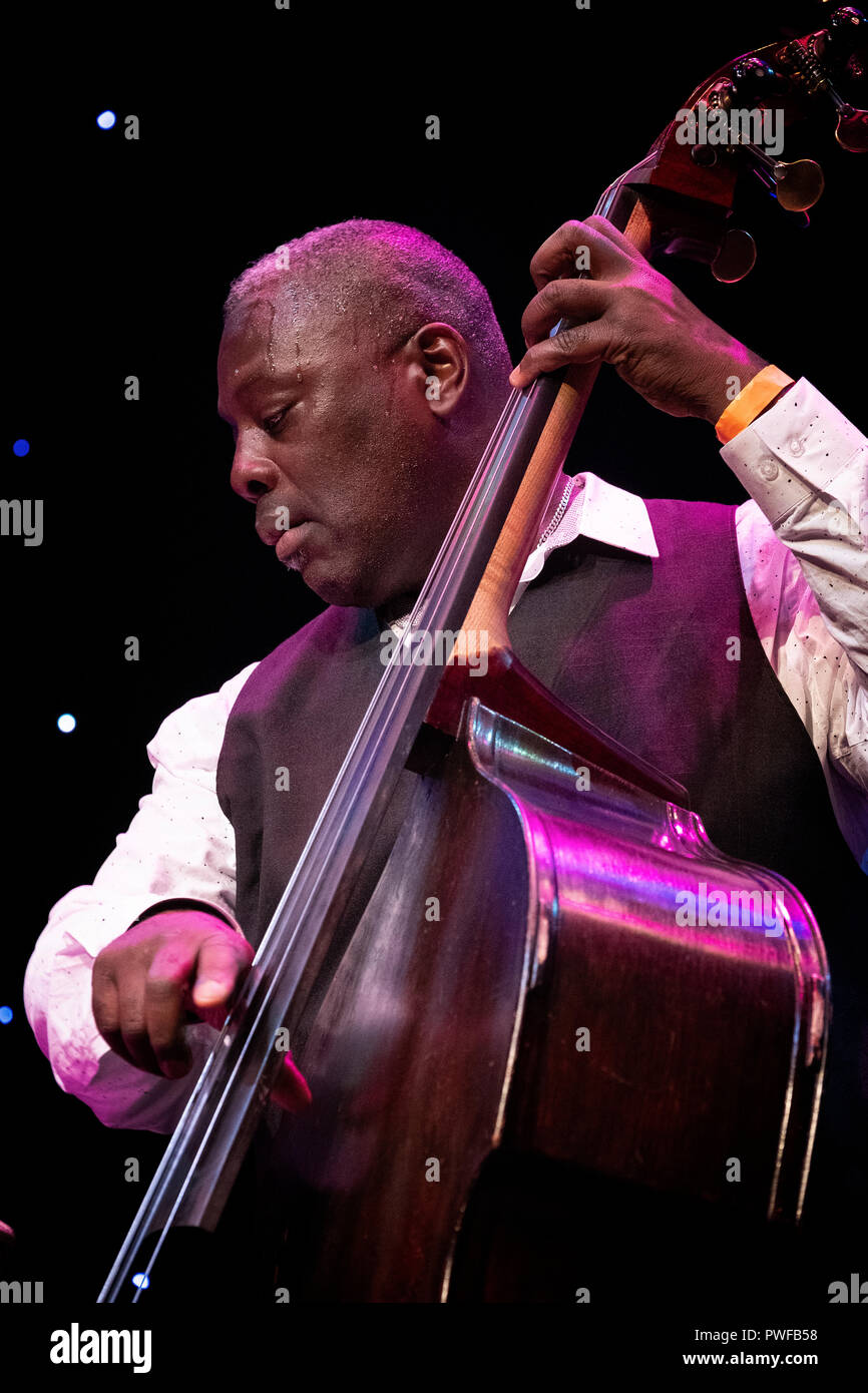 Neville Malcolm am Bass mit Jo Harrop, singt Peggy Lee, Scarborough Jazz Festival 2018 Stockfoto