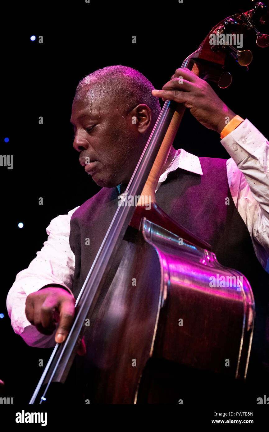 Neville Malcolm am Bass mit Jo Harrop, singt Peggy Lee, Scarborough Jazz Festival 2018 Stockfoto