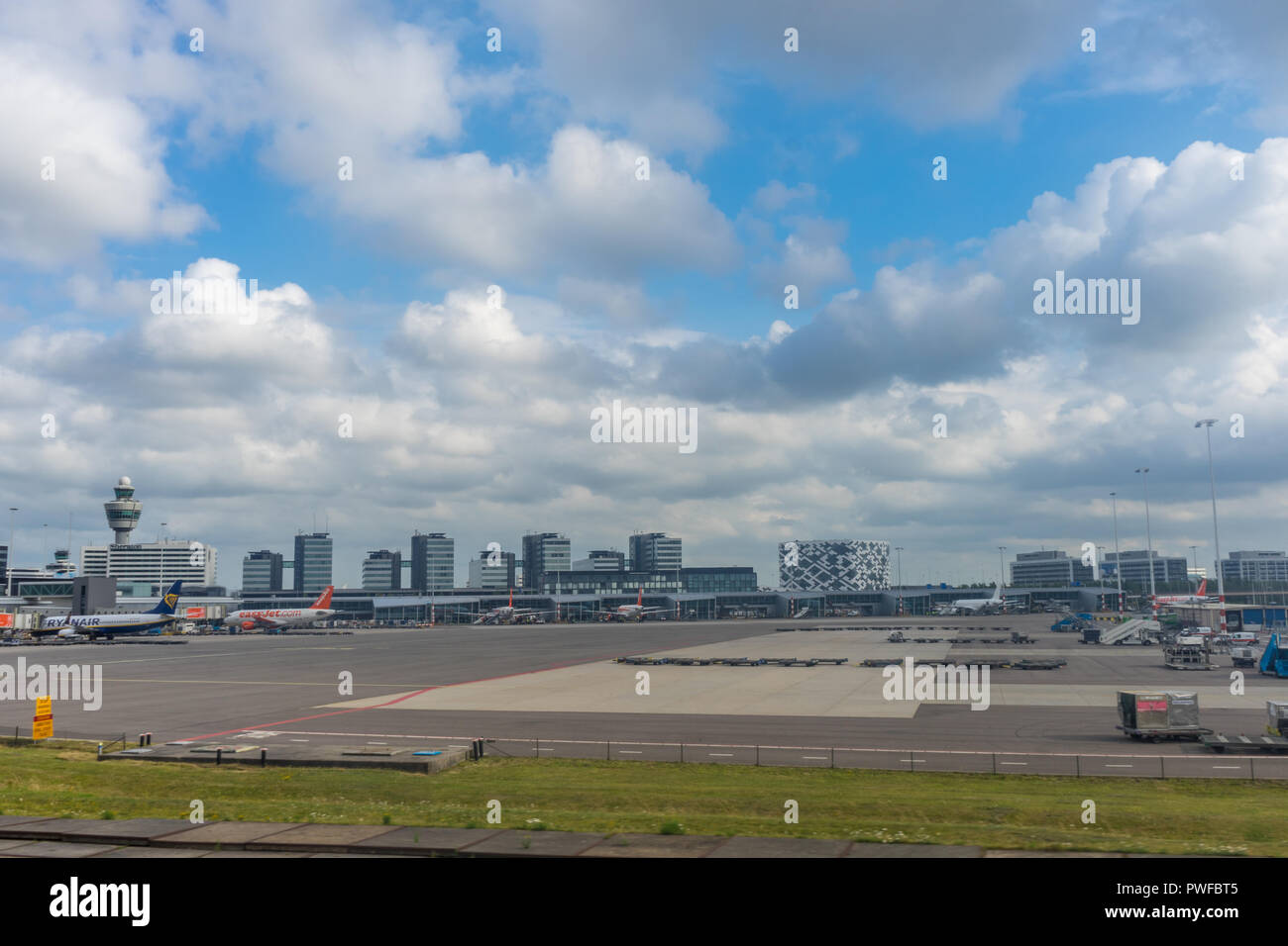 Schiphol, Niederlande - 25. Juni 2017: Der Flughafen aus dem Flugzeug Fenster während Taxi gesehen nach der Landung am Flughafen Schiphol Stockfoto