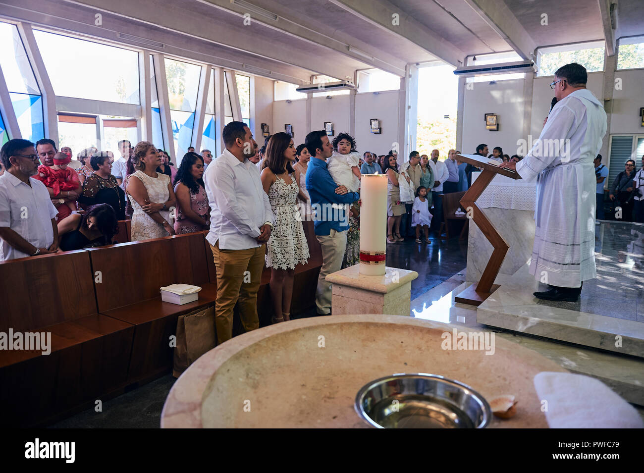 MERIDA, Yuc/MEXIKO - 18.November 2017: Katholischer Priester feiert Masse für eine kollektive Taufe Stockfoto