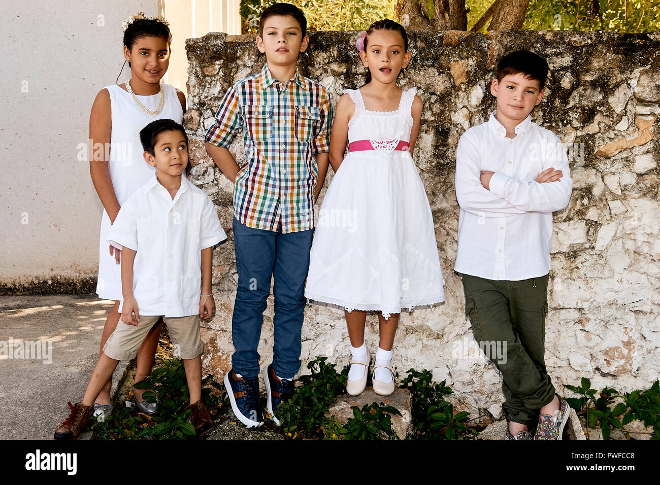 MERIDA, Yuc/MEXIKO - 18.November 2017: Portrait der mexikanischen Kinder (Geschwister, Cousins und Cousinen) außerhalb der Kirche, nach der Teilnahme an der Taufe baby Cousins Stockfoto