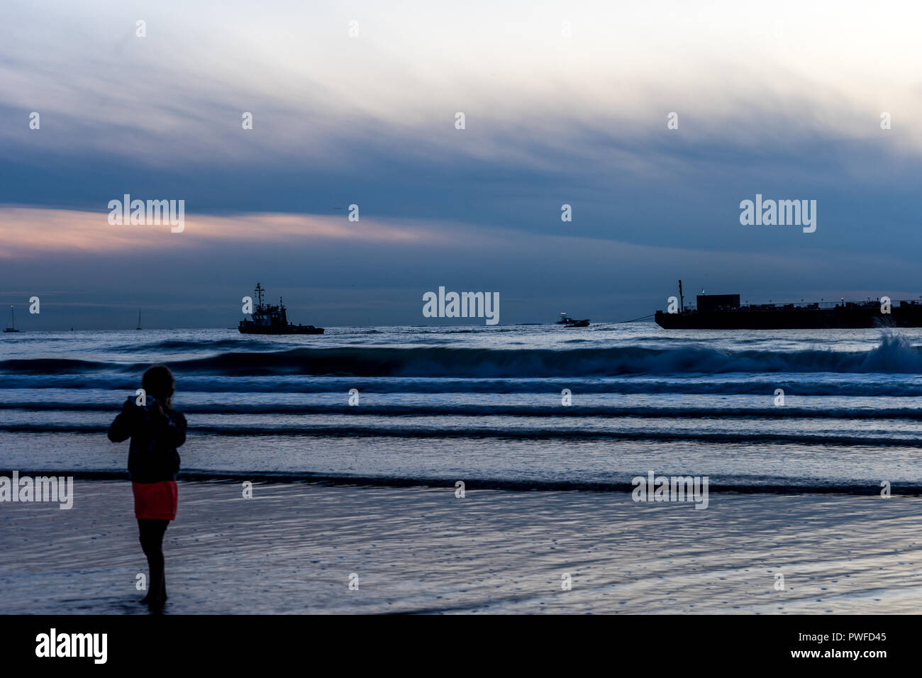 Niederlande, Den Haag, Scheveningen, Europa, einer Person, die auf einem schneebrett im Wasser Stockfoto