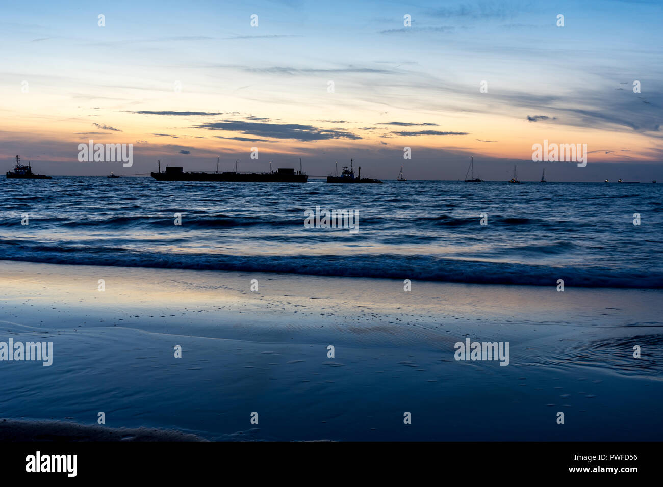 Niederlande, Den Haag, Scheveningen, Europa, ein Sonnenuntergang über einem Körper von Wasser Stockfoto