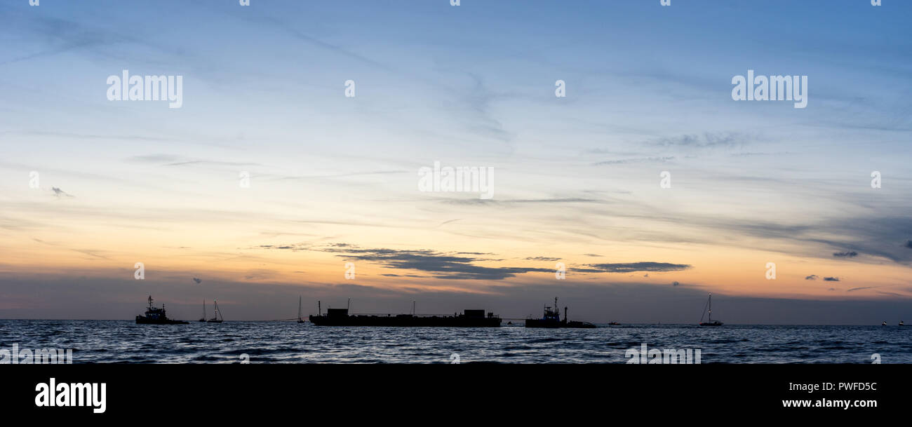 Niederlande, Den Haag, Scheveningen, Europa, ein Sonnenuntergang über einem Körper von Wasser Stockfoto