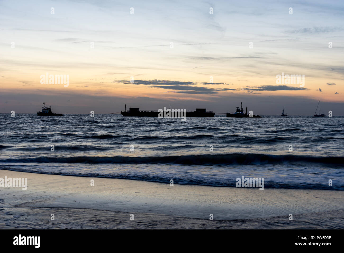 Niederlande, Den Haag, Scheveningen, Europa, eine Gruppe von Menschen an einem Strand in der Nähe von einem Körper von Wasser Stockfoto