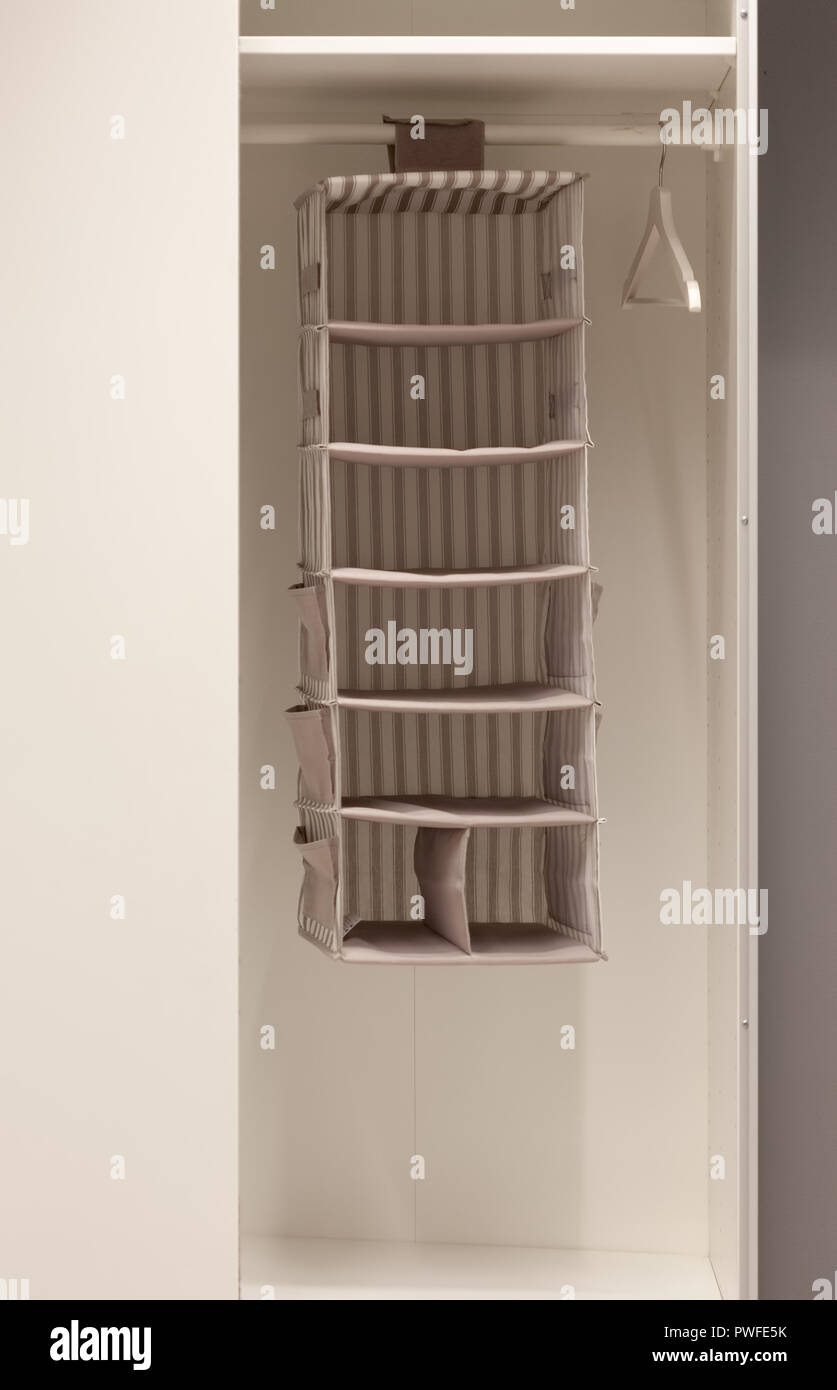 Konzept von Raum zu Hause sparen - offenen Gehäuse mit Smart Storage Stockfoto
