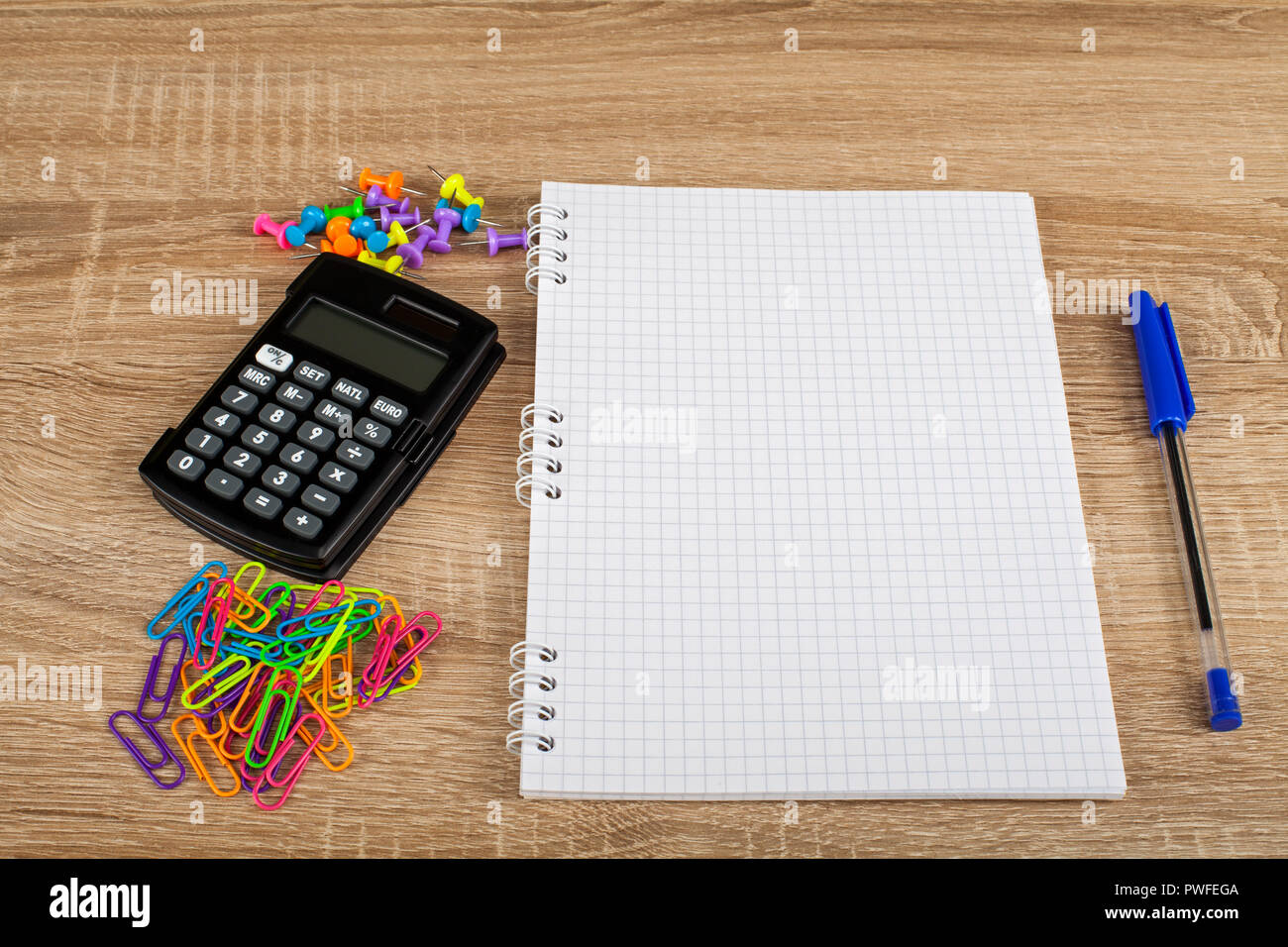 Zähler, Stift, Notebook, Büroklammern - Schul- und Bürobedarf auf hölzernen Hintergrund Stockfoto