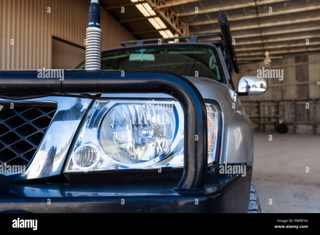 Scheinwerfer und Bull Bar auf 4WD Fahrzeug Stockfoto