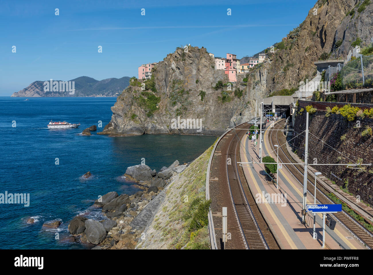 Manarola Bahnhof mit Blick auf das Meer der Cinque Terre, Ligurien, Italien Stockfoto