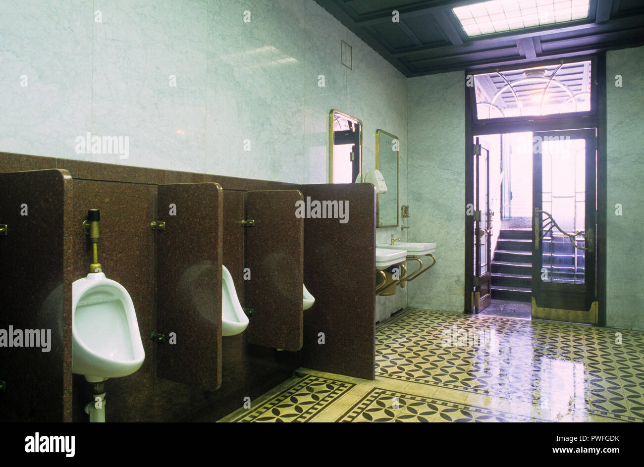 Wien, öffentliches WC-Wien, Öffentliche Toilette Stockfotografie - Alamy