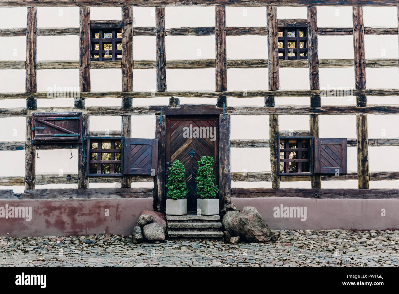 Die Mauer des alten Hauses mit Fenster. Abbund Konstruktion sind die traditionellen Methoden der Gebäude in Deutschland Stockfoto