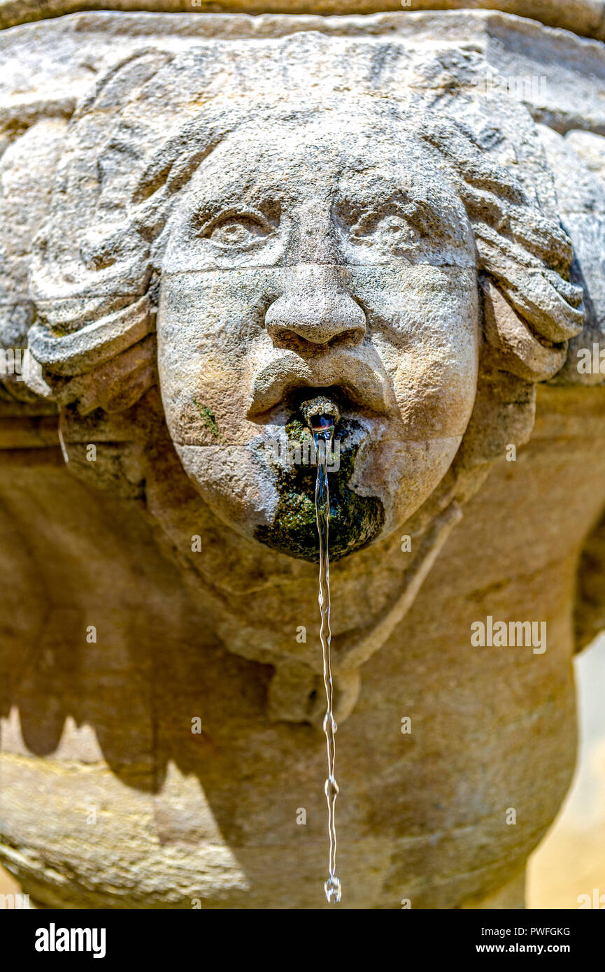 Frankreich. Vaucluse (84). Comtat Venaissin. Pernes-les-Fontaines. Krankenhaus Brunnen Stockfoto