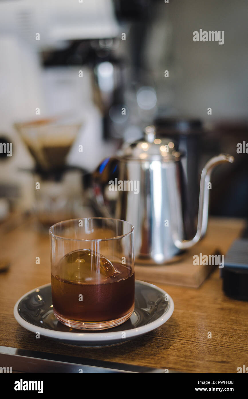 Eiskaffee Filterkaffee mit Eis Ball in Glas mit blur coffee bar Szene Stockfoto