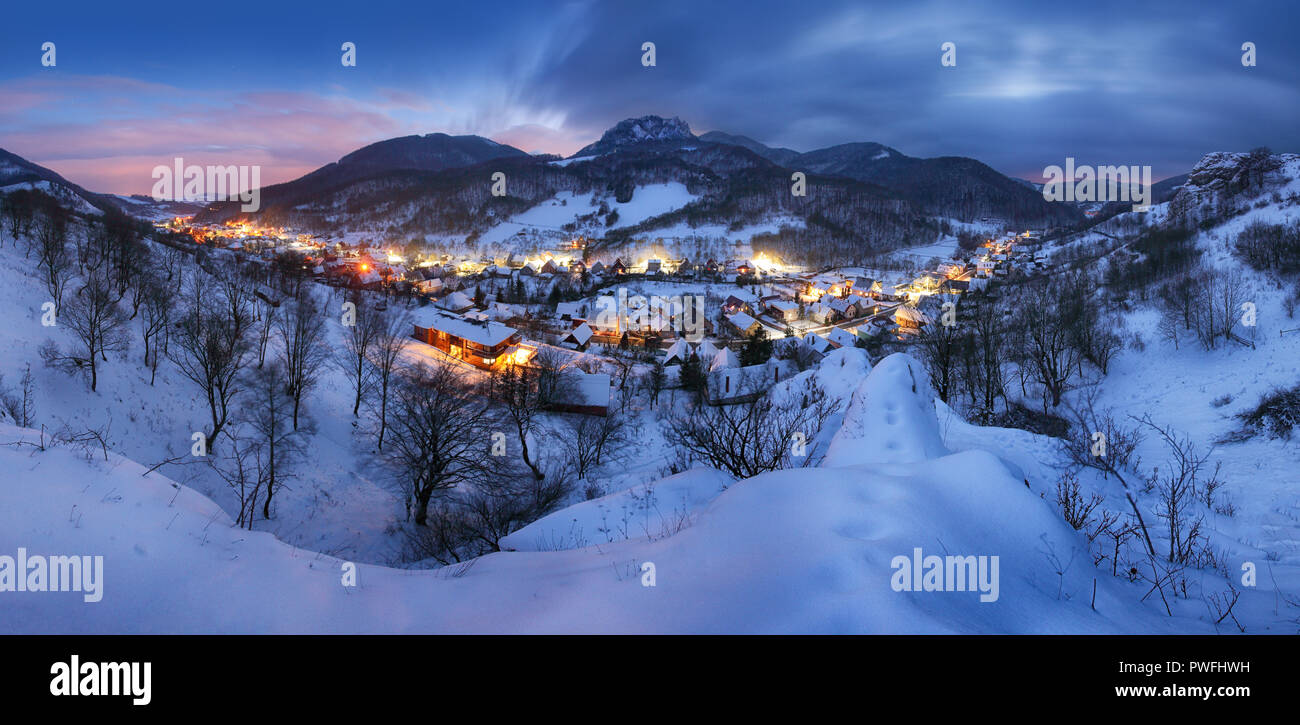 Landschaft mit Dorf im winter nacht, Panorama Stockfoto