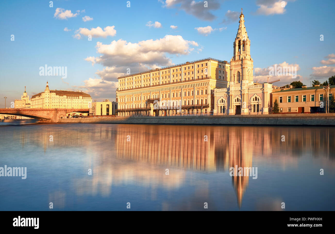 Blick auf die sofiyskaya Bahndamm mit Moskwa in Moskau, Russland Stockfoto