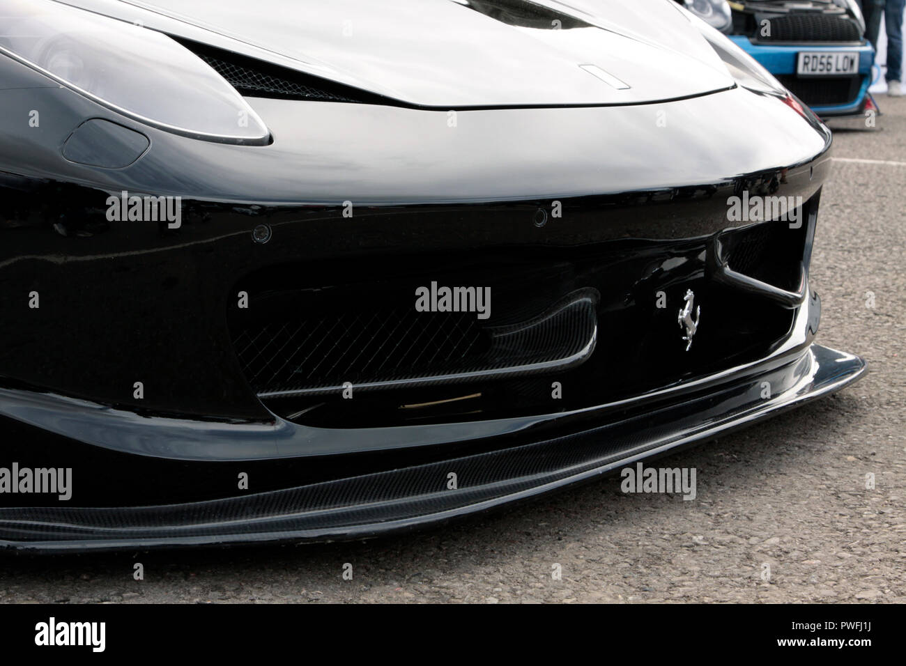 Vordere Nahaufnahme von Ferrari Auto, tief auf den Boden, isoliert Stockfoto