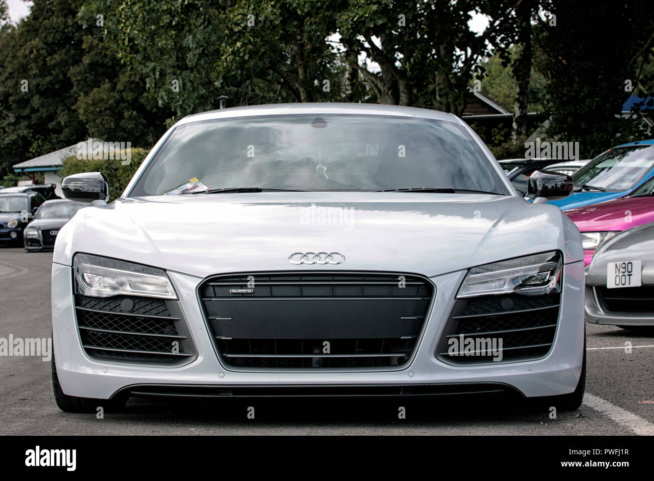Vordere Aufnahme des weißen Audi R8 im Auto Ausstellung, isoliert Stockfoto