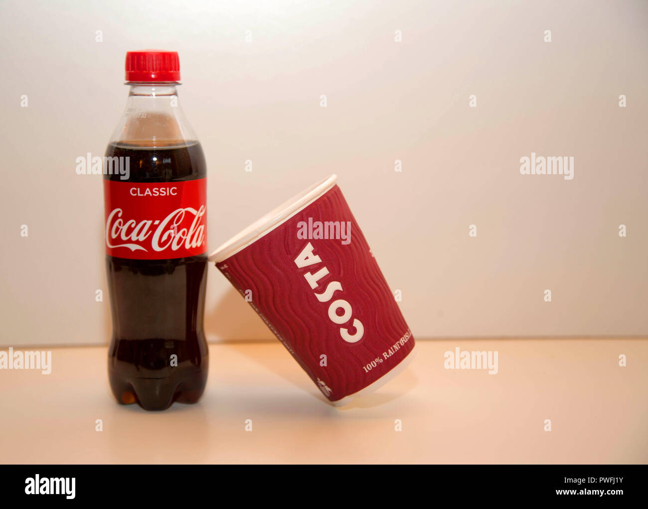 Coca-cola und Costa Schale auf einfachen Hintergrund Stockfoto