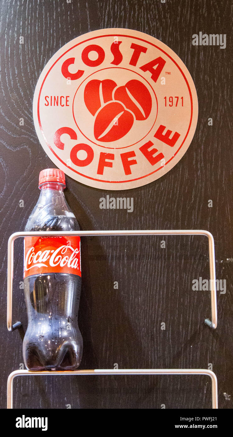 Cocacola Flasche Innenraum der Kosten Coffee Shop mit Costa Logo im Blick. Stockfoto