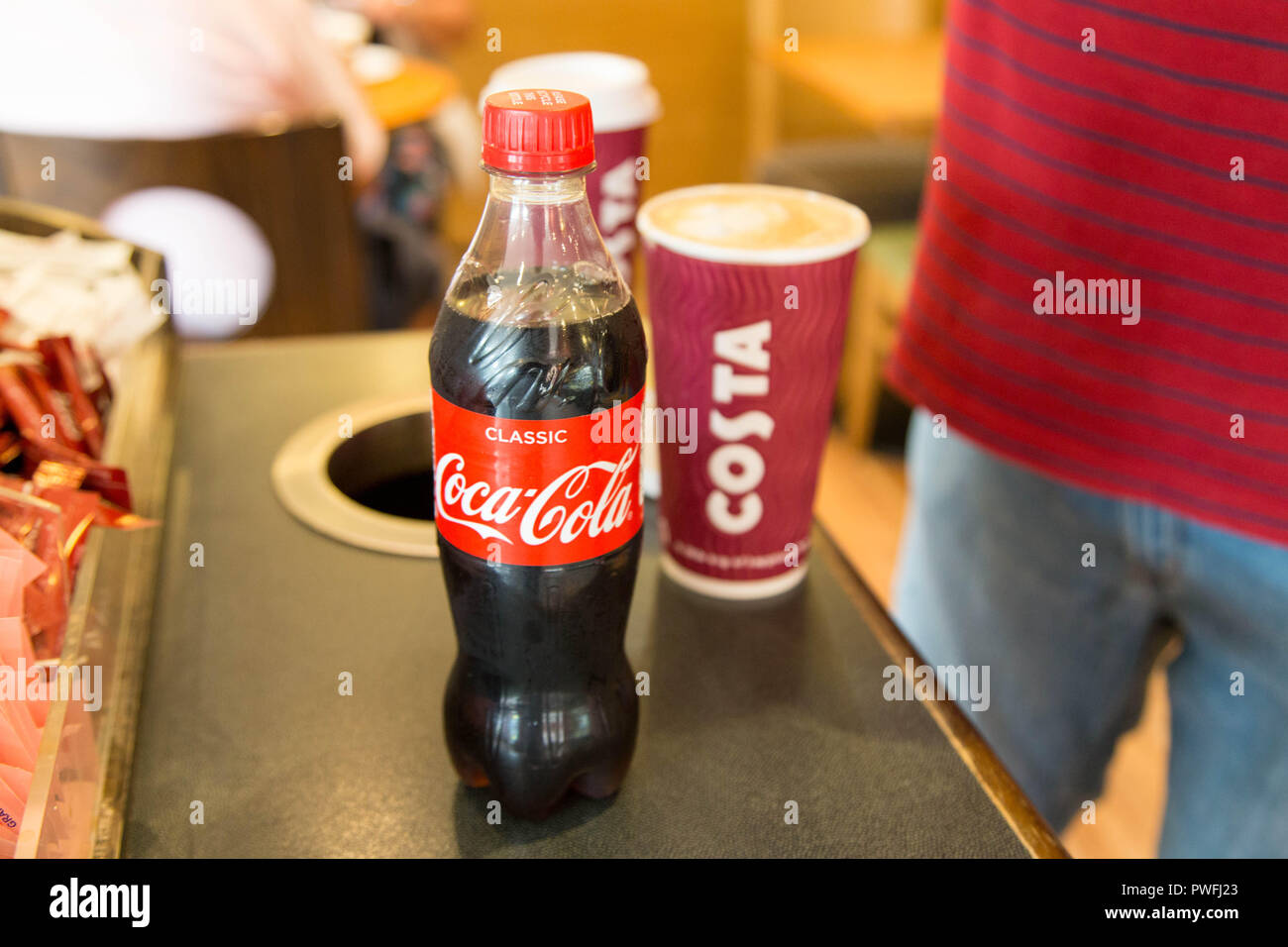 Kunden mit Costa Coffee Cup und Koks. Stockfoto