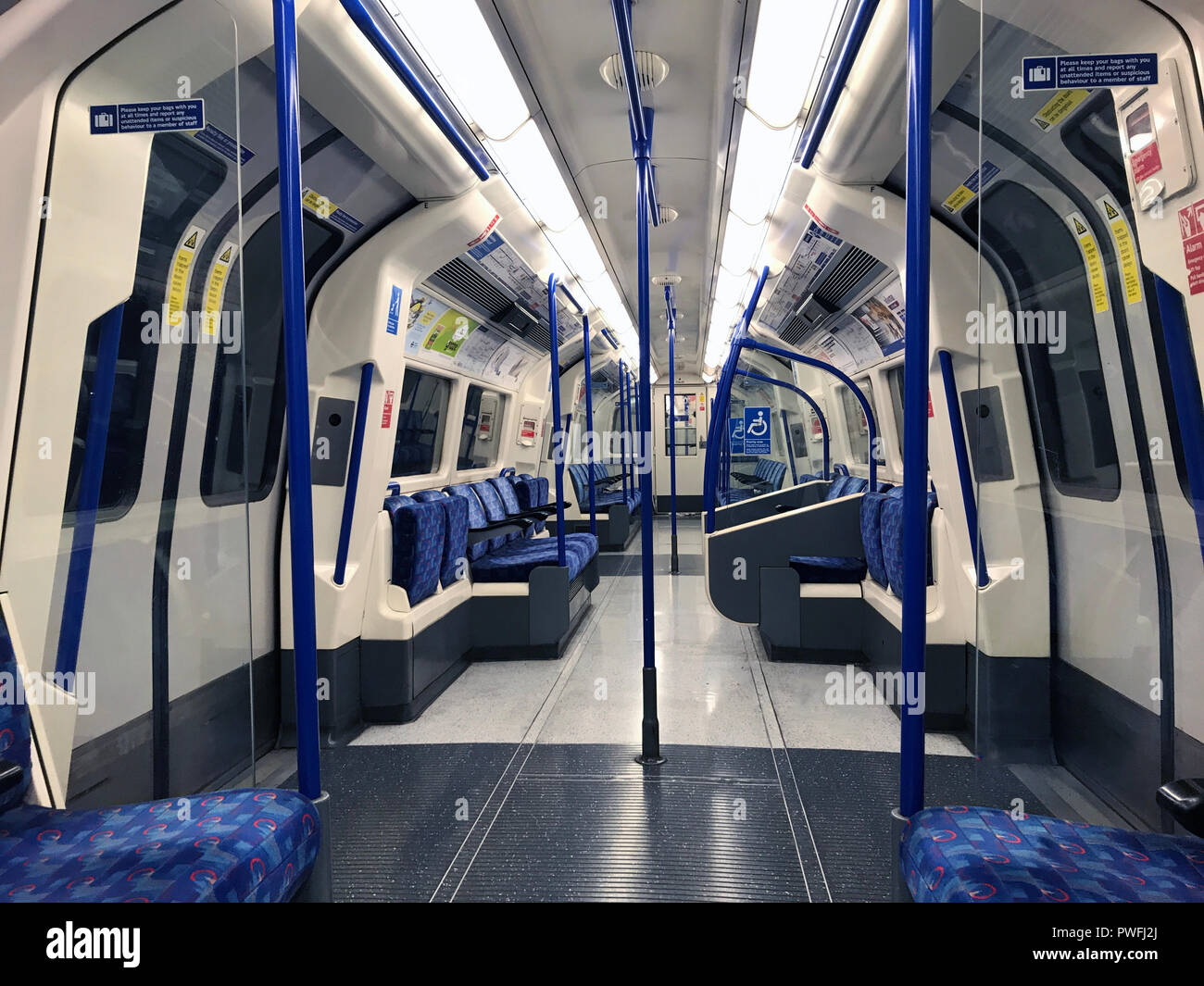 Leere London U-Bahn mit Blau Stockfoto