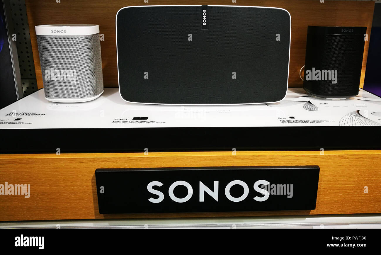 Sonos Sound System, weiß und schwarz Lautsprecher. 2018 freigeben. Stockfoto