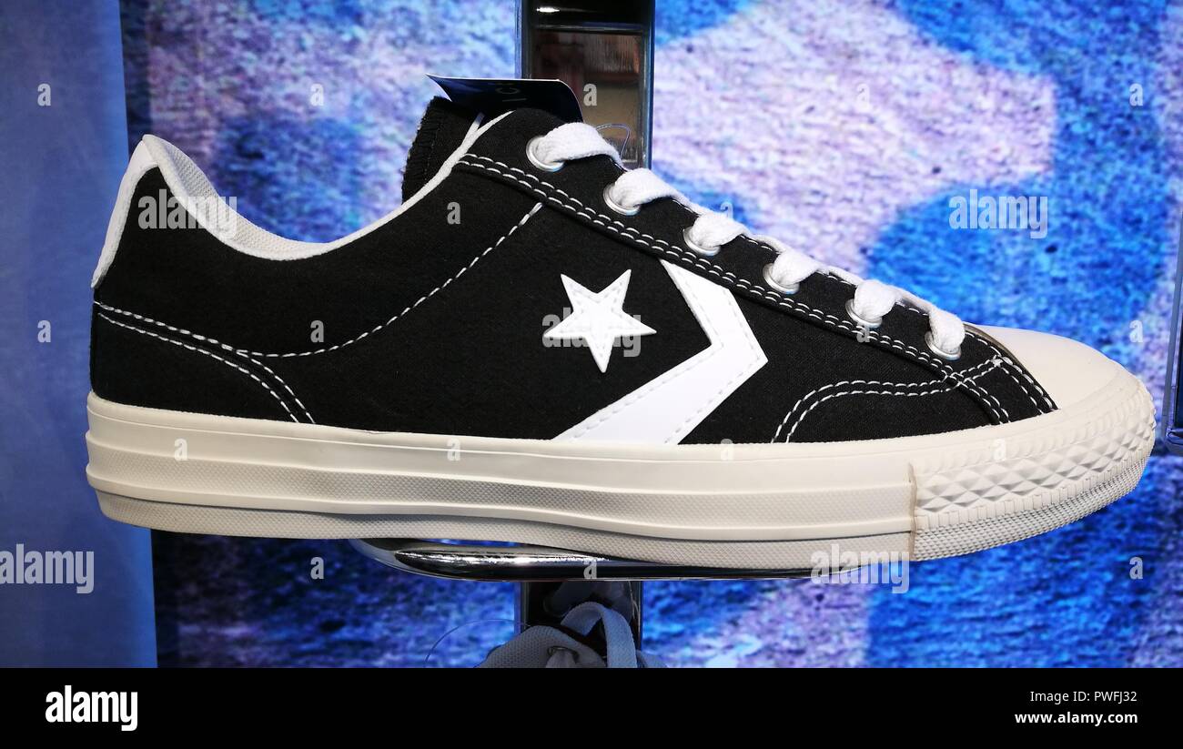 Converse Klassiker auf blauem Hintergrund isoliert, 2018 Jahreszeit. Stockfoto