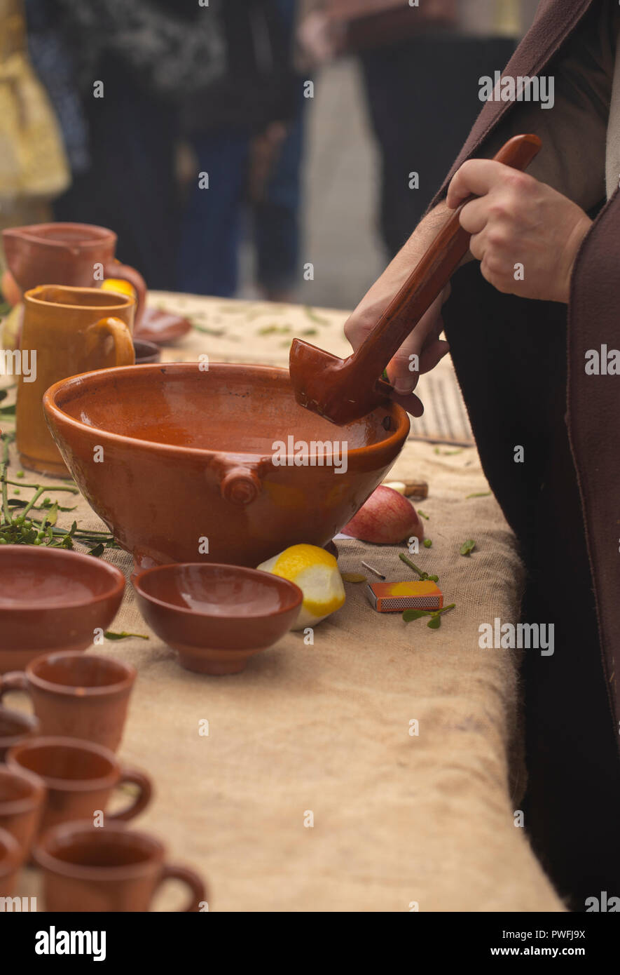 Ein Mann bereitet Queimada (traditionelle galizische heißen Getränk mit geflammten' orujo', Zucker und Zitrone) Stockfoto