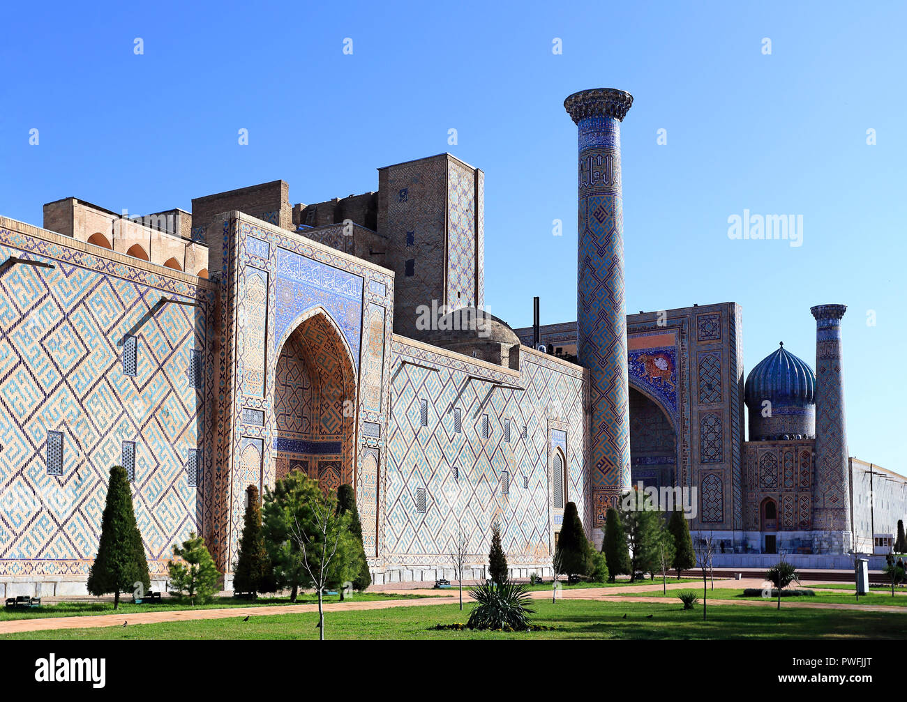 Mittelalterliche Zentralasiatische Mausoleen mit orientalischen Ornament, blaue Kuppeln und pishtaks Stockfoto