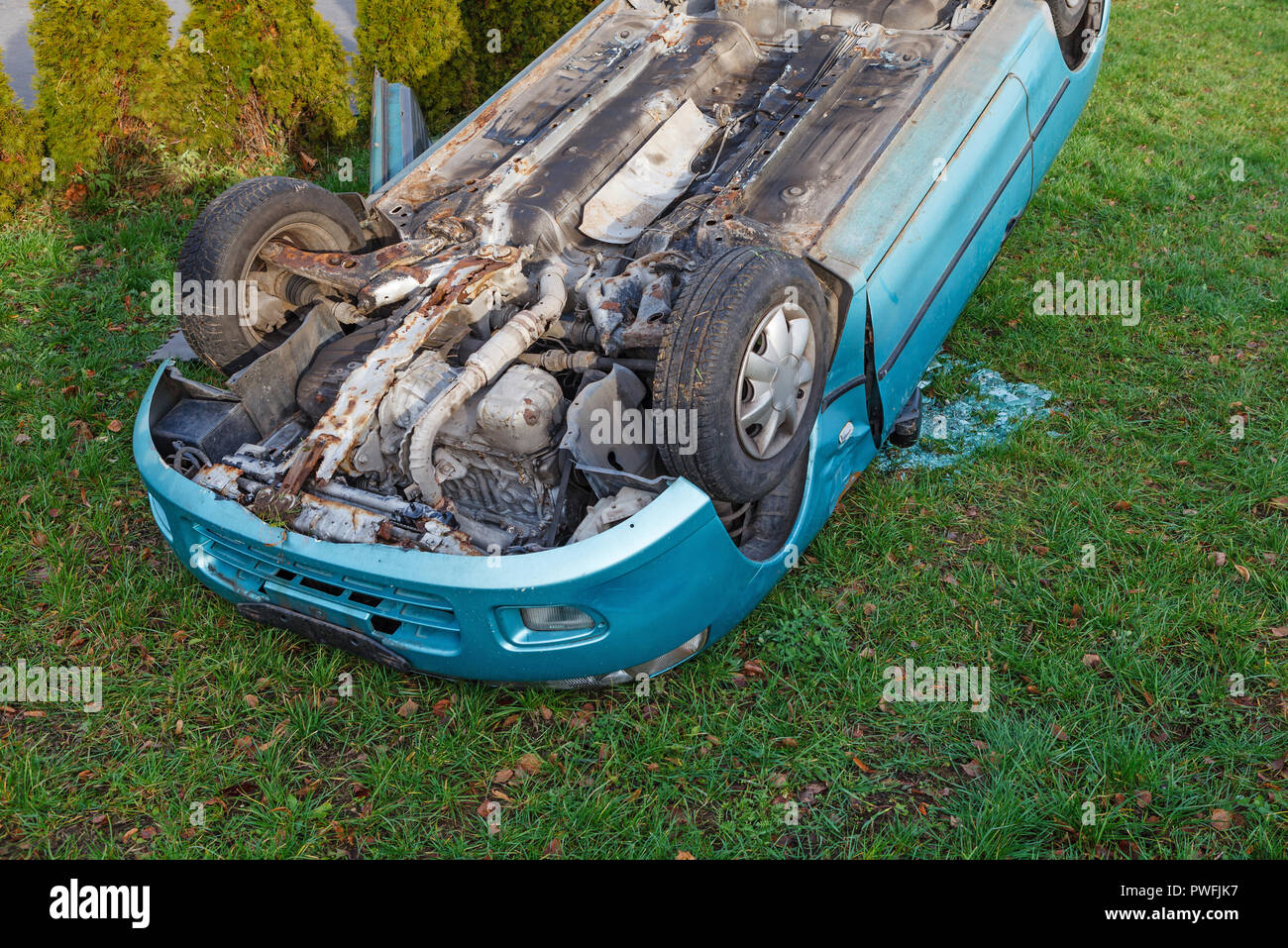 Verkehrsunfall, Pkw nach Überschlag liegen auf dem Dach Stockfoto