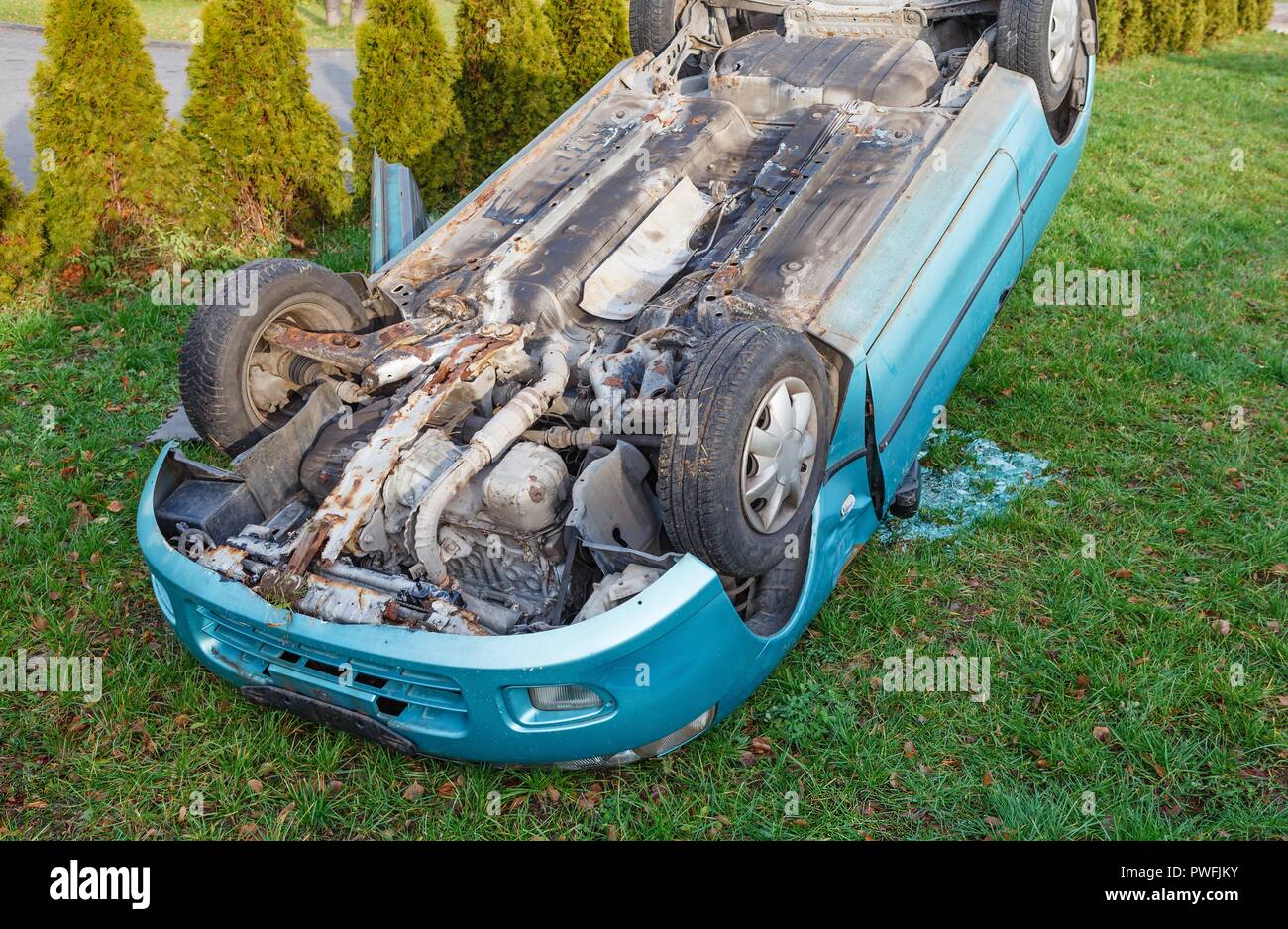 Verkehrsunfall, Pkw nach Überschlag liegen auf dem Dach Stockfoto