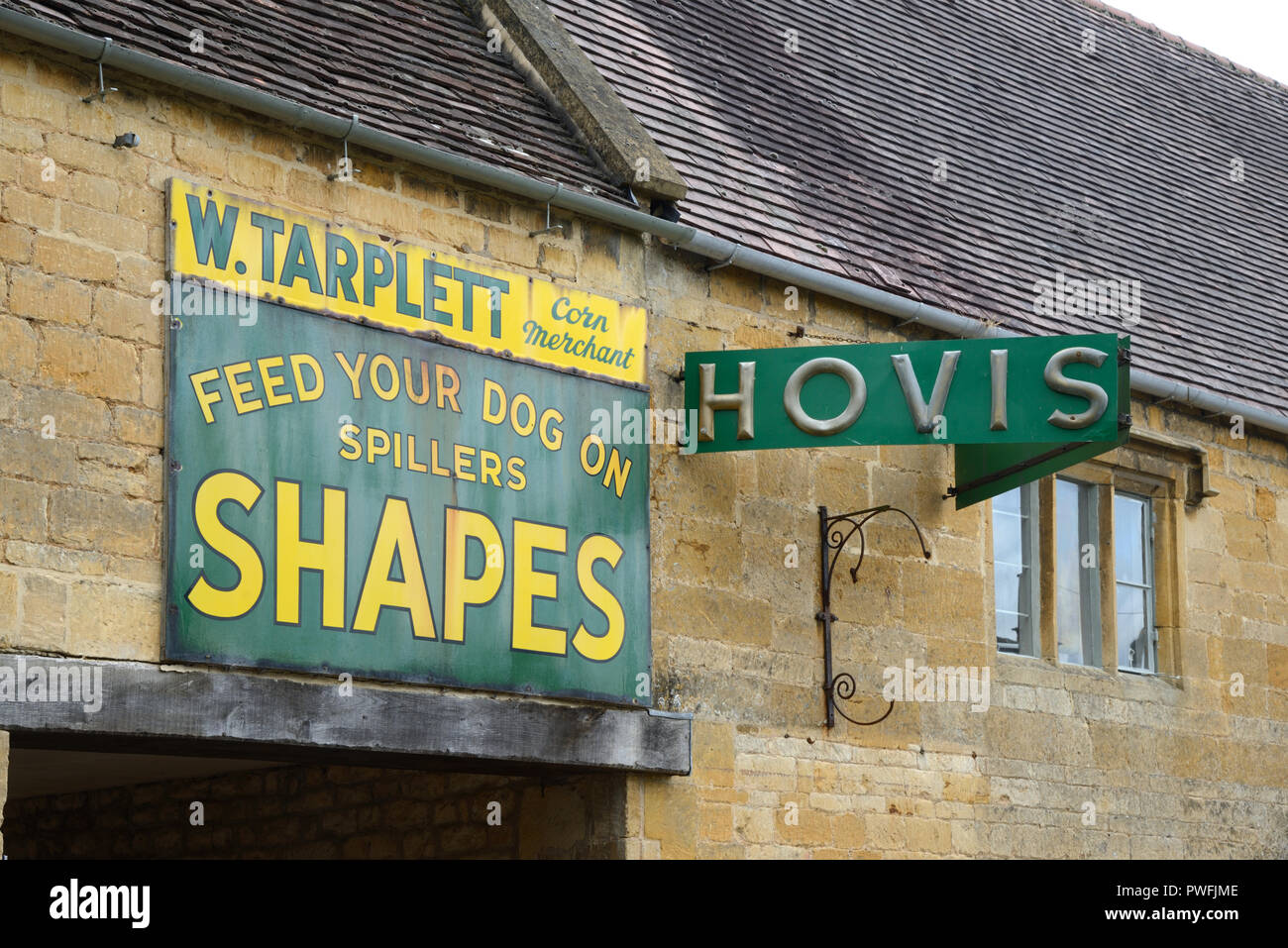 Vintage oder Alte Hovis Anzeige, Anzeige oder Shop Anmelden Paxton Dorf in der Nähe von Chipping Campden in den Cotswolds Gloucestershire England Stockfoto